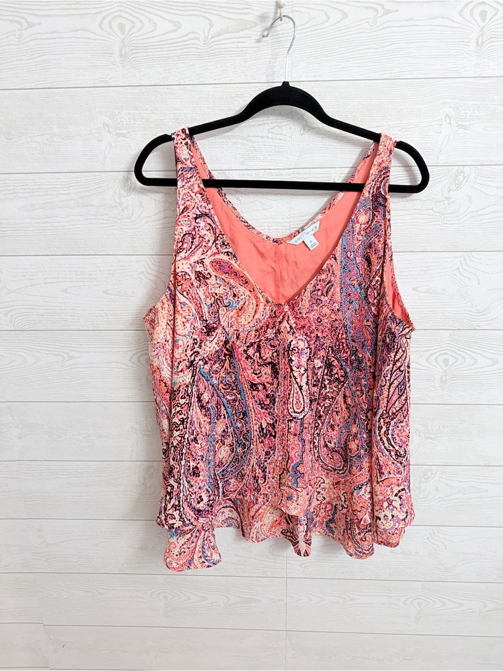 Boutique Women’s Sleeveless Coral Paisley V-Neck Tank Top. Size 1X